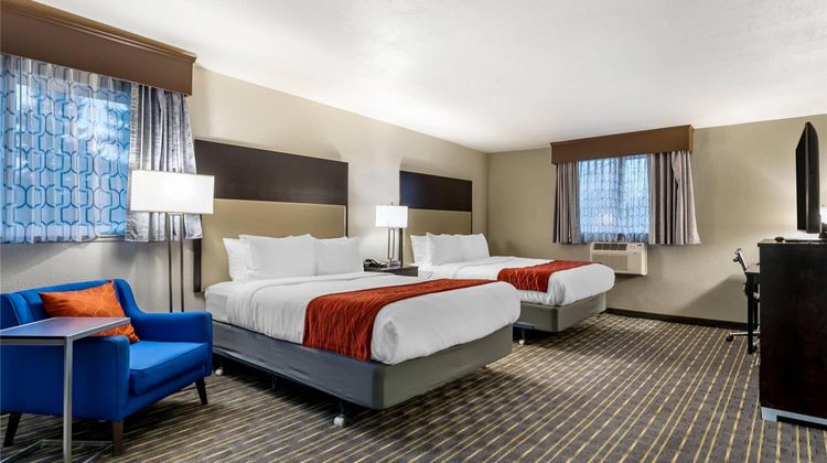 Comfort Inn & Suites Washington Square Suite