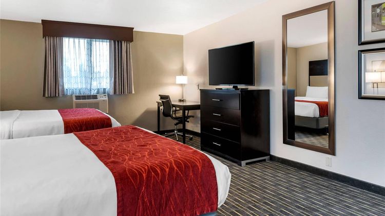Comfort Inn & Suites Washington Square Suite