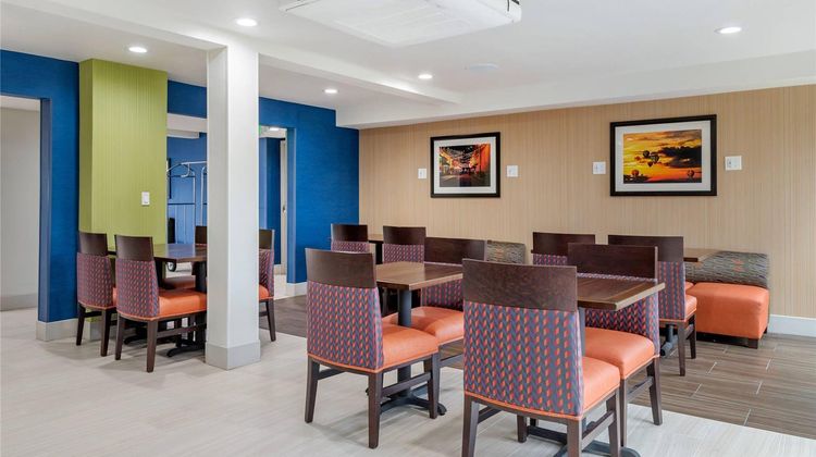 Comfort Inn & Suites Washington Square Restaurant
