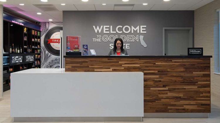 Hampton Inn & Suites Gilroy Lobby