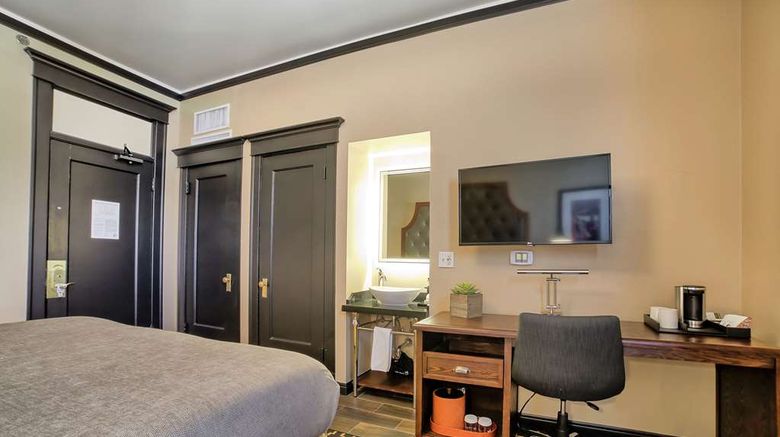 <b>The Peery Hotel Room</b>. Images powered by <a href="https://iceportal.shijigroup.com/" title="IcePortal" target="_blank">IcePortal</a>.