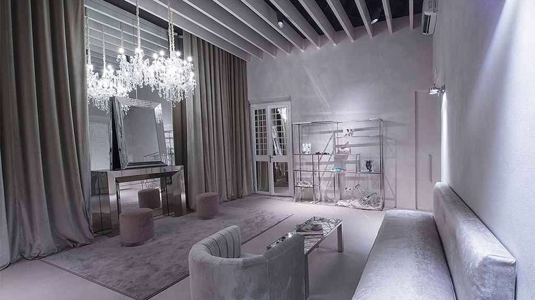 <b>Terrace Pantheon Relais Lobby</b>. Images powered by <a href="https://iceportal.shijigroup.com/" title="IcePortal" target="_blank">IcePortal</a>.