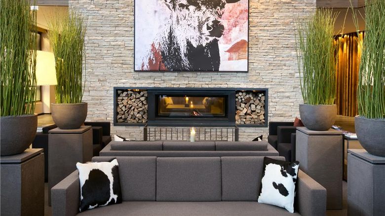 <b>Kempinski Hotel Das Tirol Lobby</b>. Images powered by <a href="https://iceportal.shijigroup.com/" title="IcePortal" target="_blank">IcePortal</a>.