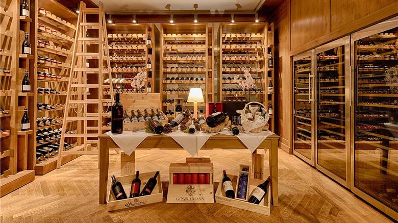 <b>Kempinski Hotel Das Tirol Restaurant</b>. Images powered by <a href="https://iceportal.shijigroup.com/" title="IcePortal" target="_blank">IcePortal</a>.