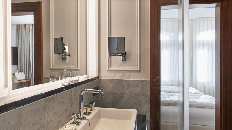 <b>Hotel Vier Jahreszeiten Kempinski Munich Room</b>. Images powered by <a href="https://iceportal.shijigroup.com/" title="IcePortal" target="_blank">IcePortal</a>.