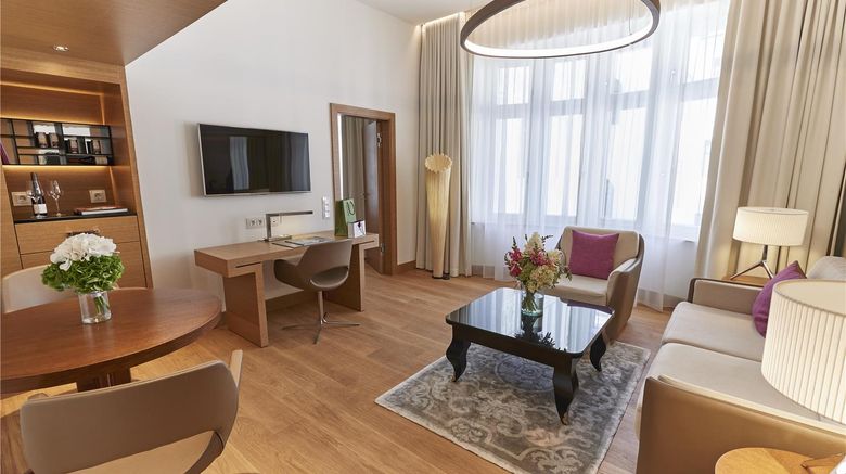 <b>Hotel Vier Jahreszeiten Kempinski Munich Suite</b>. Images powered by <a href="https://iceportal.shijigroup.com/" title="IcePortal" target="_blank">IcePortal</a>.
