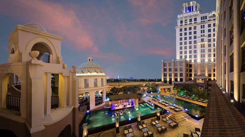 <b>Kempinski Hotel Mall of the Emirates Exterior</b>. Images powered by <a href="https://iceportal.shijigroup.com/" title="IcePortal" target="_blank">IcePortal</a>.