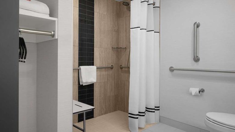 <b>Hotel 43 Room</b>. Images powered by <a href="https://iceportal.shijigroup.com/" title="IcePortal" target="_blank">IcePortal</a>.