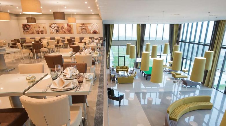 <b>Vila Gale Sintra Resort Hotel Restaurant</b>. Images powered by <a href="https://iceportal.shijigroup.com/" title="IcePortal" target="_blank">IcePortal</a>.