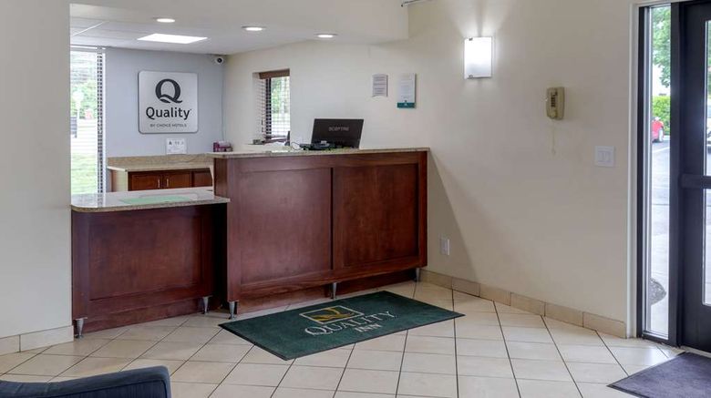 <b>Quality Inn Roxboro Lobby</b>. Images powered by <a href="https://iceportal.shijigroup.com/" title="IcePortal" target="_blank">IcePortal</a>.