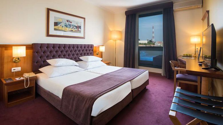 <b>Vila Gale Porto Hotel Room</b>. Images powered by <a href="https://iceportal.shijigroup.com/" title="IcePortal" target="_blank">IcePortal</a>.