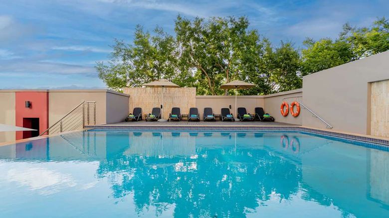 <b>Southern Sun Rosebank Pool</b>. Images powered by <a href="https://iceportal.shijigroup.com/" title="IcePortal" target="_blank">IcePortal</a>.