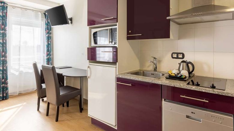 <b>Best Western Hotel SPA Pau Lescar Airpt Room</b>. Images powered by <a href="https://iceportal.shijigroup.com/" title="IcePortal" target="_blank">IcePortal</a>.