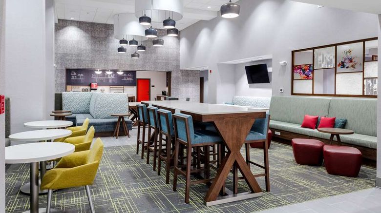 <b>Hampton Inn & Suites Avon Indianapolis Lobby</b>. Images powered by <a href="https://iceportal.shijigroup.com/" title="IcePortal" target="_blank">IcePortal</a>.