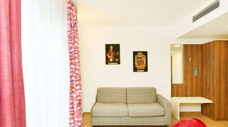 <b>Hotel Das Huerner Room</b>. Images powered by <a href="https://iceportal.shijigroup.com/" title="IcePortal" target="_blank">IcePortal</a>.