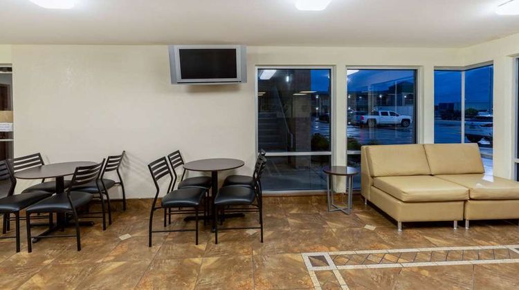 Super 8 by Wyndham Seguin Lobby