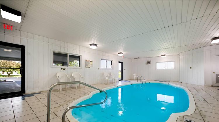Ramada by Wyndham Effingham Pool