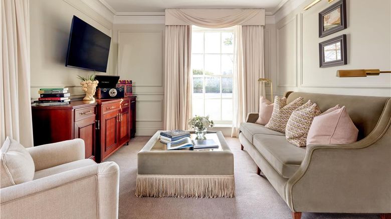<b>Hayfield Manor Hotel Suite</b>. Images powered by <a href="https://iceportal.shijigroup.com/" title="IcePortal" target="_blank">IcePortal</a>.