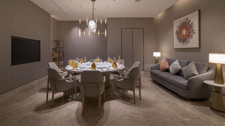 <b>DoubleTree Nanshan Hotel & Residences Restaurant</b>. Images powered by <a href="https://iceportal.shijigroup.com/" title="IcePortal" target="_blank">IcePortal</a>.