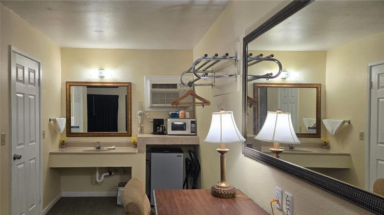 Rodeway Inn Blythe Room