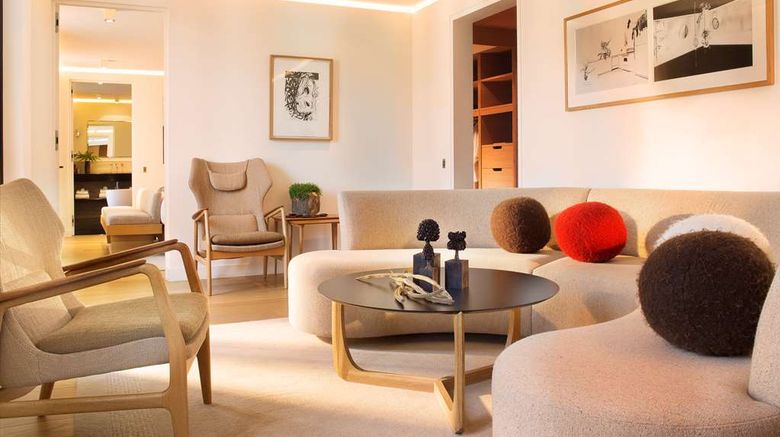 <b>Hotel Marignan Champs-Elysees Suite</b>. Images powered by <a href="https://iceportal.shijigroup.com/" title="IcePortal" target="_blank">IcePortal</a>.