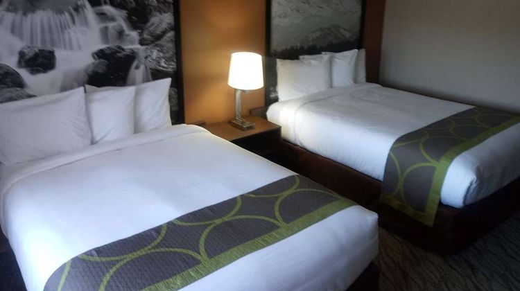 Super 8 by Wyndham Lynnwood Room