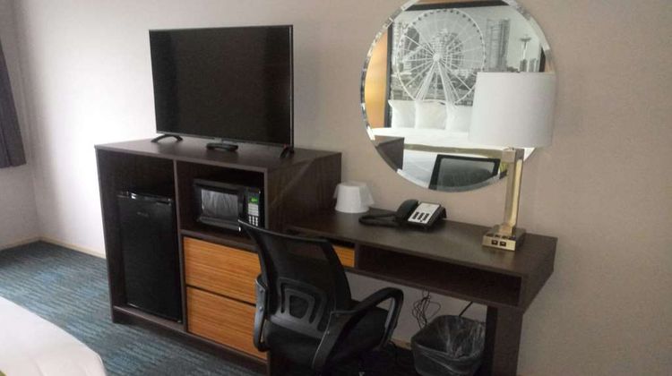 Super 8 by Wyndham Lynnwood Room