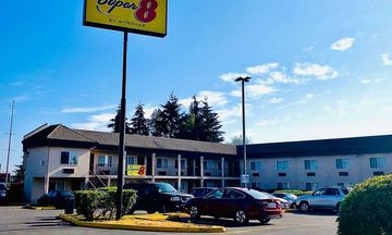Super 8 by Wyndham Lynnwood