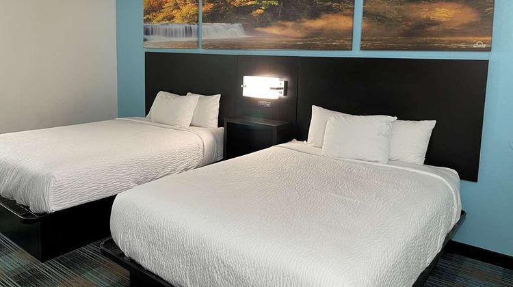 Days Inn by Wyndham Calhoun GA Room