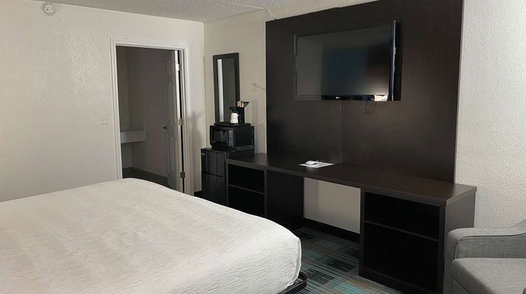 Days Inn by Wyndham Calhoun GA Room
