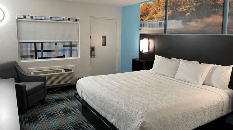 Days Inn by Wyndham Calhoun GA Room