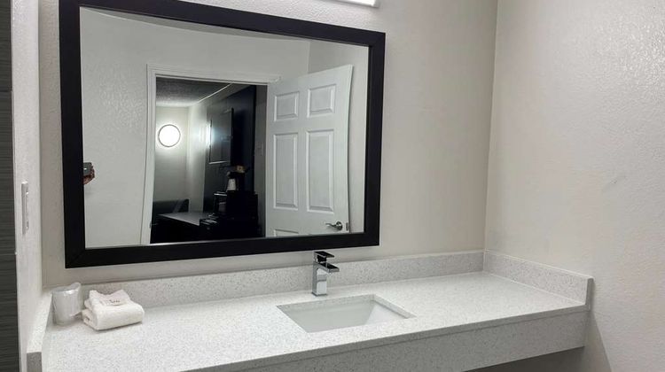 Days Inn by Wyndham Calhoun GA Room