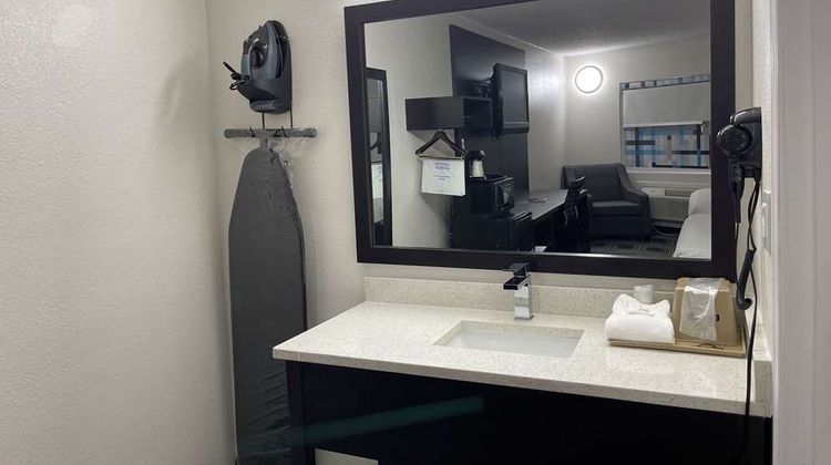 Days Inn by Wyndham Calhoun GA Room