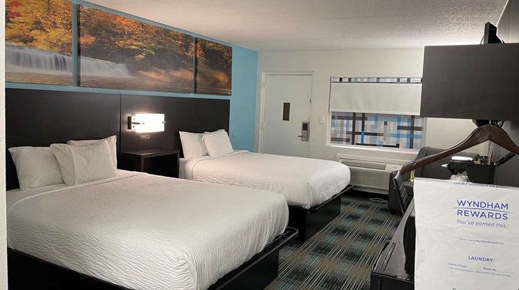 Days Inn by Wyndham Calhoun GA Room