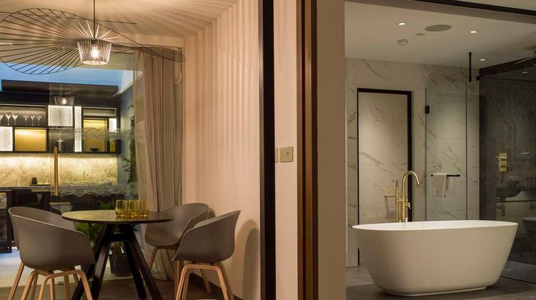 Middle Eight Hotel Suite