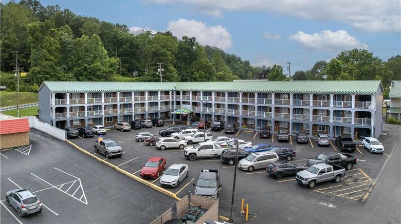 <b>SureStay by Best Western Summersville Exterior</b>. Images powered by <a href="https://iceportal.shijigroup.com/" title="IcePortal" target="_blank">IcePortal</a>.