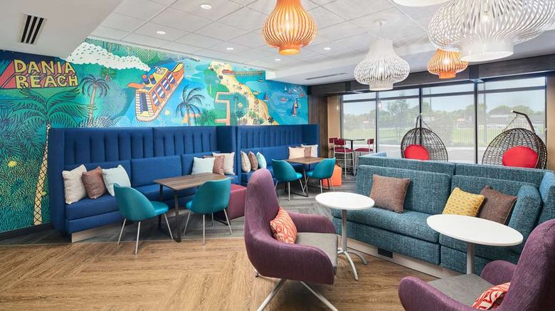 <b>Tru by Hilton Ft Lauderdale Airport Lobby</b>. Images powered by <a href="https://iceportal.shijigroup.com/" title="IcePortal" target="_blank">IcePortal</a>.