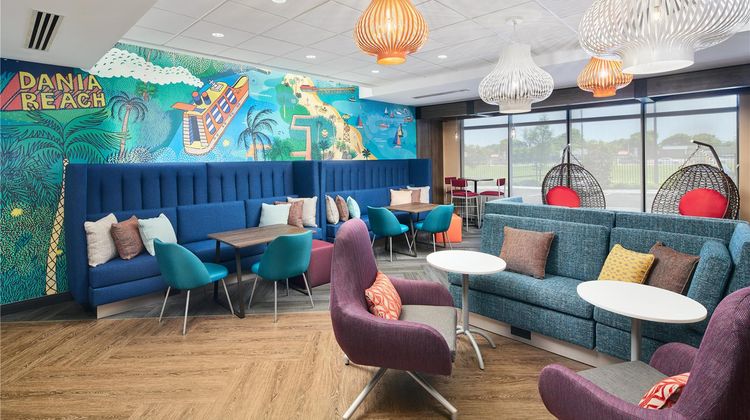 Tru by Hilton Ft Lauderdale Airport Lobby