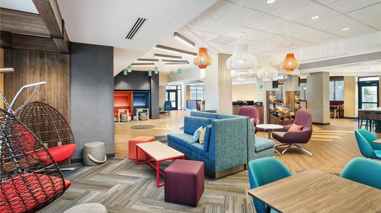 Tru by Hilton Ft Lauderdale Airport Lobby