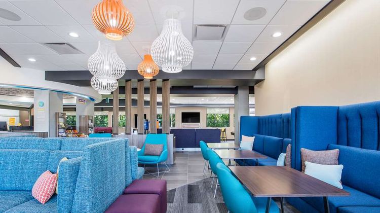 Tru by Hilton Saint Joseph Lobby