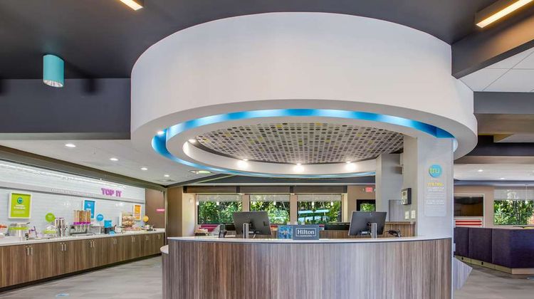 Tru by Hilton Saint Joseph Lobby