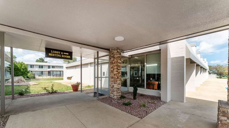 Quality Inn & Suites Exterior