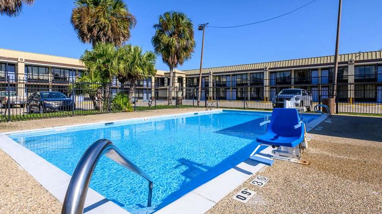 <b>Quality Inn New Orleans Pool</b>. Images powered by <a href="https://iceportal.shijigroup.com/" title="IcePortal" target="_blank">IcePortal</a>.