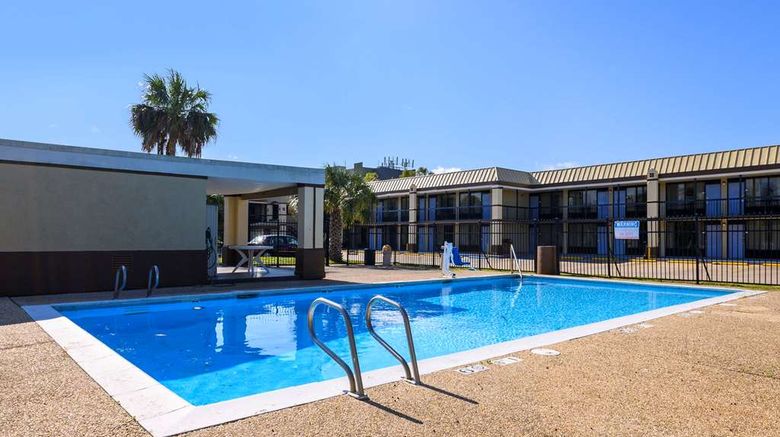 <b>Quality Inn New Orleans Pool</b>. Images powered by <a href="https://iceportal.shijigroup.com/" title="IcePortal" target="_blank">IcePortal</a>.