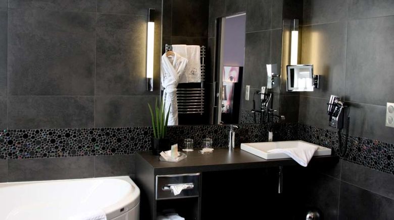 <b>Hostellerie Chapeau Rouge Room</b>. Images powered by <a href="https://iceportal.shijigroup.com/" title="IcePortal" target="_blank">IcePortal</a>.