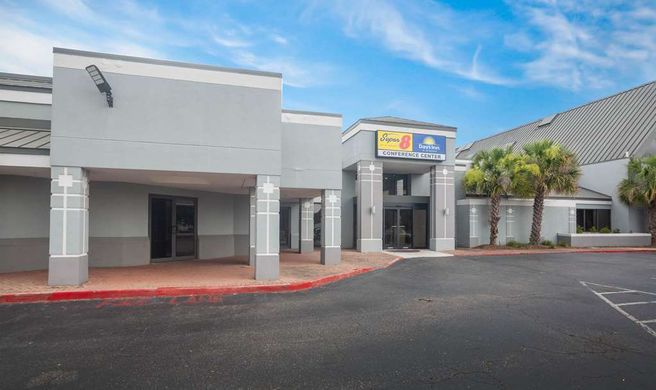 Super 8 by Wyndham Mobile I-65 Exterior