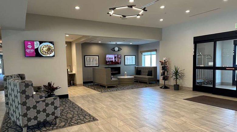 <b>Best Western Plus Chandler Lobby</b>. Images powered by <a href="https://iceportal.shijigroup.com/" title="IcePortal" target="_blank">IcePortal</a>.