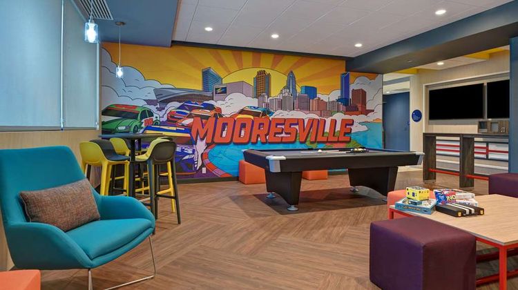 Tru by Hilton Mooresville Lobby