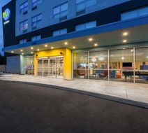 Tru by Hilton Radford Exterior
