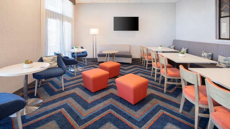 <b>Hampton Inn Santa Cruz West Lobby</b>. Images powered by <a href="https://iceportal.shijigroup.com/" title="IcePortal" target="_blank">IcePortal</a>.